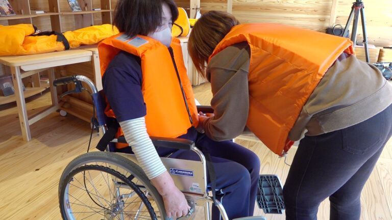 津波被害からいち早い救助へ！「GPS付きライフジャケット」を開発